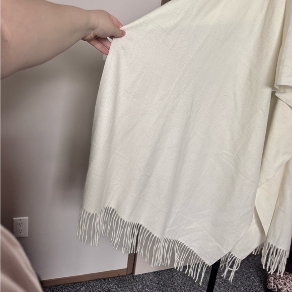 Ivory Shawl - Picture 6 of 6